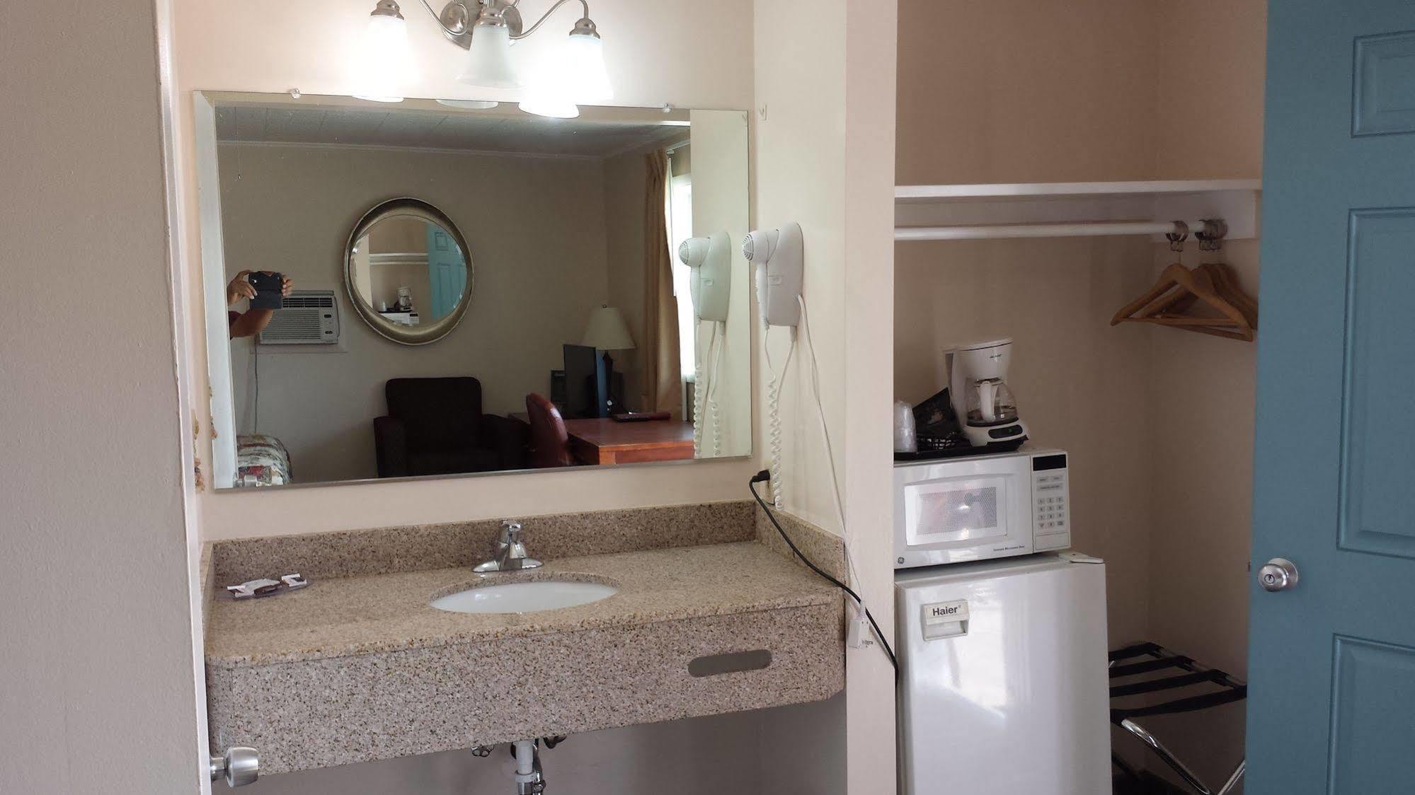 Executive Inn & Suites Lakeview Dış mekan fotoğraf